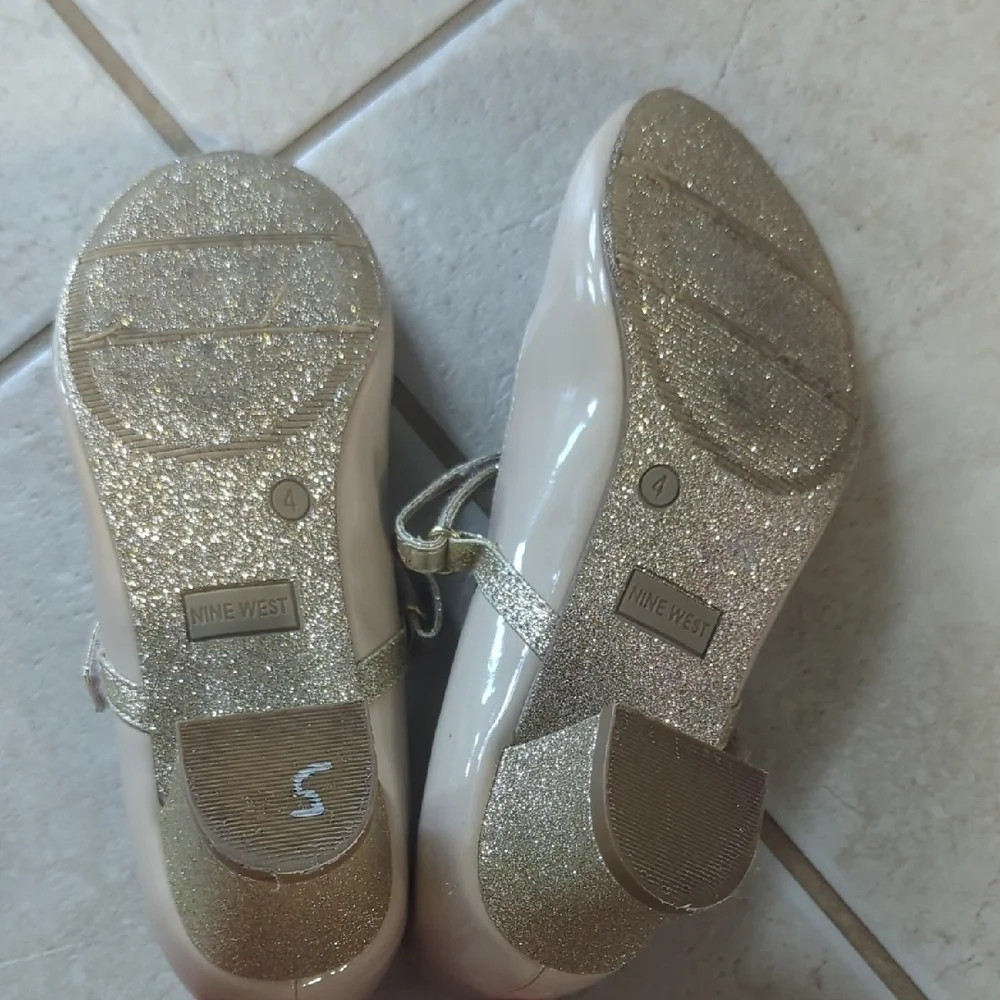 Nine West Cream and Gold Mary Jane Dress Shoes Girls Size 4